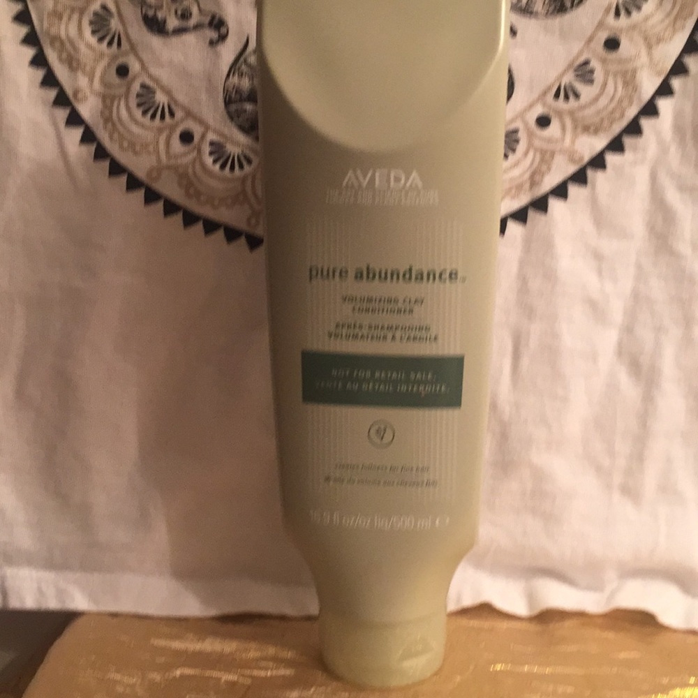 Aveda pure abundance volumizing clay conditioner.